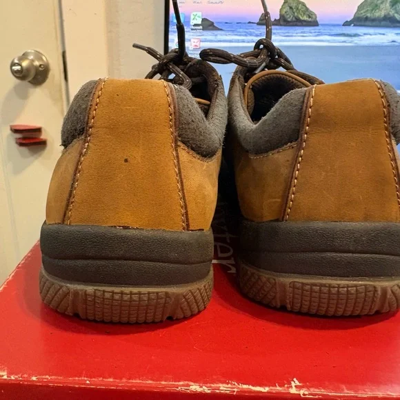 Dexter Tan and Red Shoe Box - Picture 4 of 9